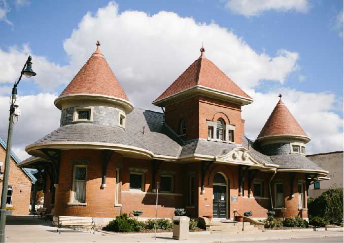 Brown building in front of street. 